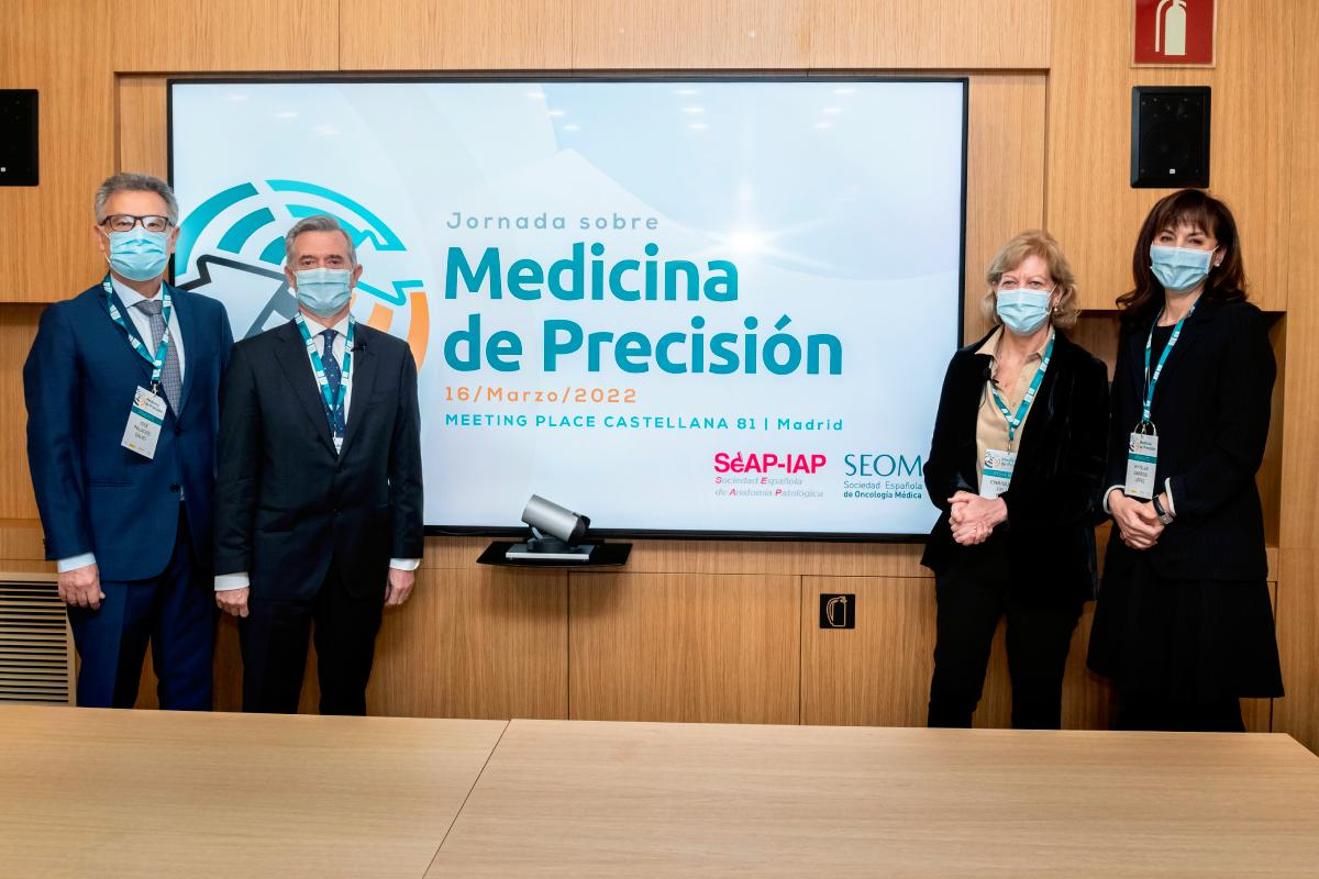 JosÃ© Palacios, coordinador de la jornada de SEAP; JosÃ© Luis RodrÃguez Peralto, presidente de SEAP; Enriqueta Felip, presidenta de SEOM, y Pilar Garrido, coordinadora de la jornada de SEOM.